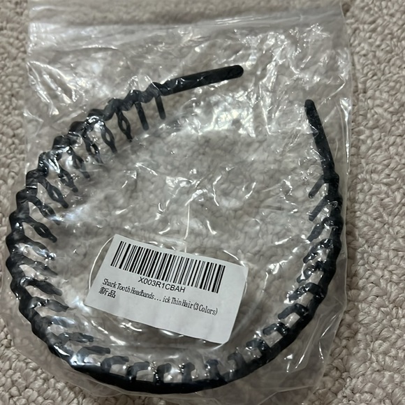 NWT - plastic claw clip and headband set in black. - Picture 3 of 6